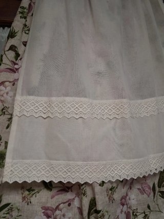 Delantal de huertana blanco con encaje