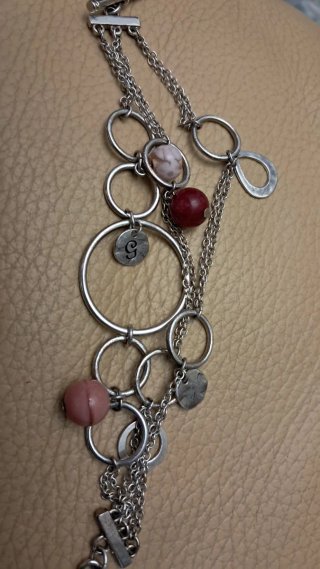 Bracciale Guess con ciondoli e perle