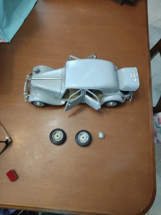Citroen 15cv 6 Cyl scale 1/18. Maisto.