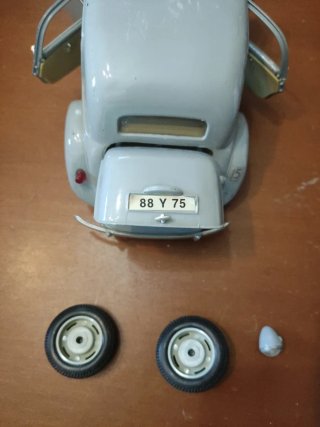 Citroen 15cv 6 Cyl scale 1/18. Maisto.
