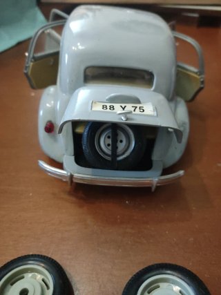 Citroen 15cv 6 Cyl scale 1/18. Maisto.