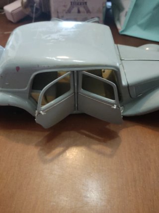Citroen 15cv 6 Cyl scale 1/18. Maisto.