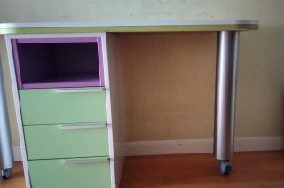 Escritorio juvenil con cajones y estante