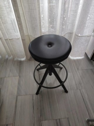 Taburete de cuero negro y metal