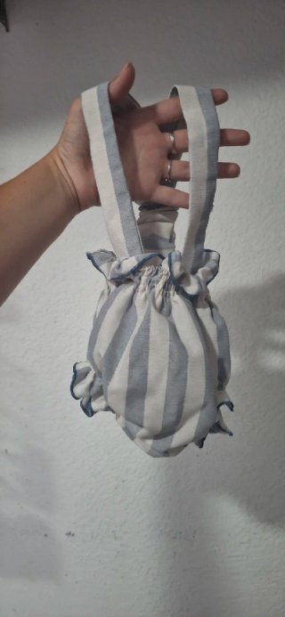 Cubrepañal con tirantes a rayas