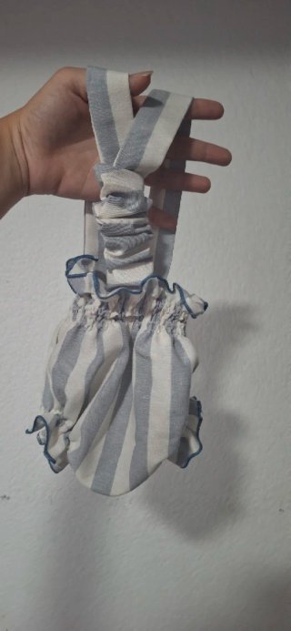 Cubrepañal con tirantes a rayas
