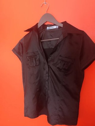 Blusa negra satinada talla M