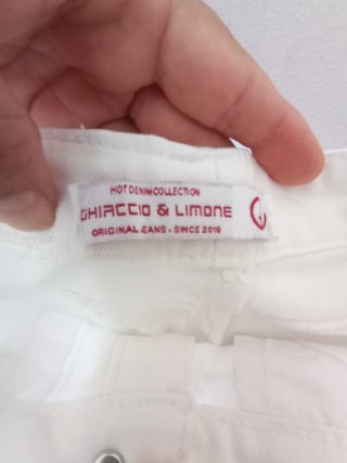 Falda blanca con perlas