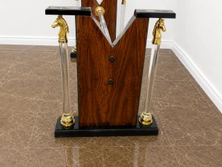 Estructura de mesa de madera y acrílico