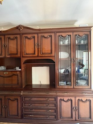 Mueble de madera con vitrinas
