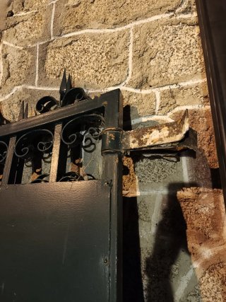 Puerta de hierro forjado verde