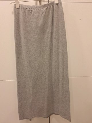 Falda midi gris con abertura