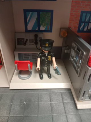 Cárcel Playmobil con figuras y accesorios