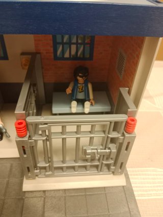 Cárcel Playmobil con figuras y accesorios