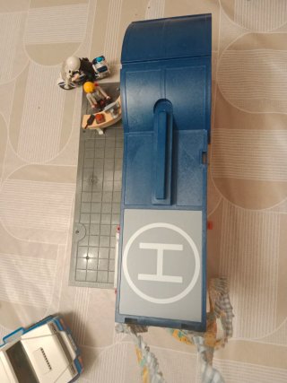 Cárcel Playmobil con figuras y accesorios