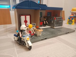 Cárcel Playmobil con figuras y accesorios