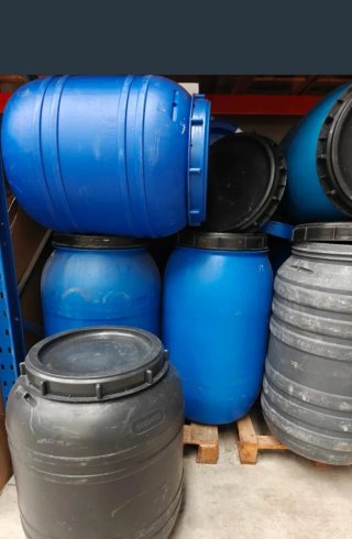Bidones de plástico azul y gris 200lt y 250lt