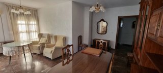 Mesa de madera maciza con 4 sillas