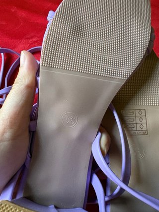 Sandalias moradas atadas