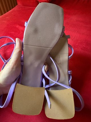 Sandalias moradas atadas