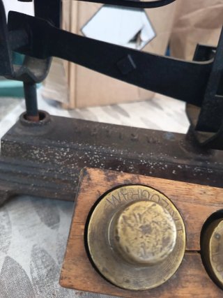 Balanza antigua con taco de pesas