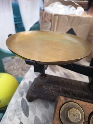 Balanza antigua con taco de pesas