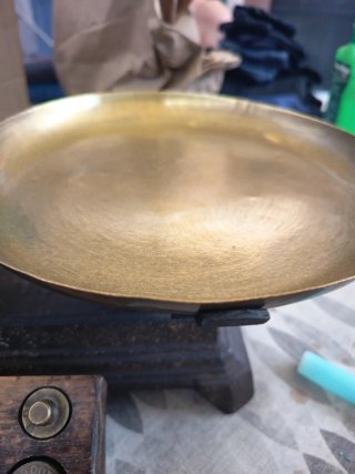 Balanza antigua con taco de pesas