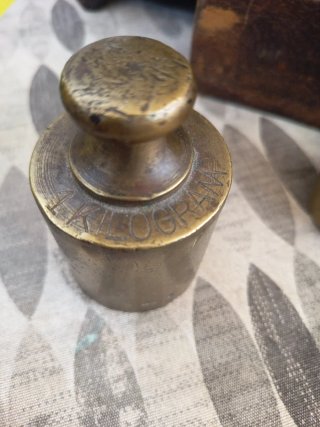 Balanza antigua con taco de pesas
