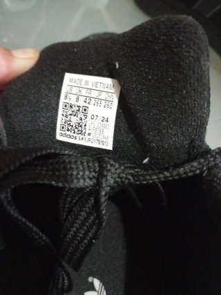 Zapatillas Adidas Negras tiene una quemadura