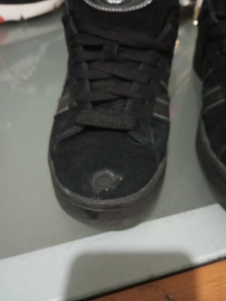 Zapatillas Adidas Negras tiene una quemadura