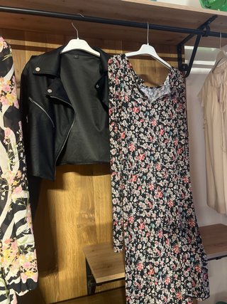 Chaqueta Biker Negra y Vestido Floral