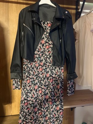 Chaqueta Biker Negra y Vestido Floral