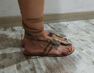 Sandalias piel de serpiente.