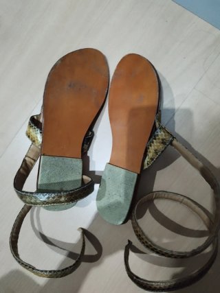Sandalias piel de serpiente.