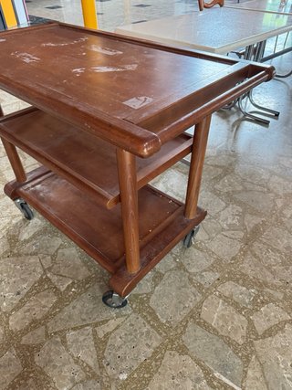 Camarera de madera con ruedas