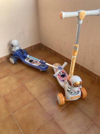 Se regalan gratis 2Patinetes infantiles astronauta