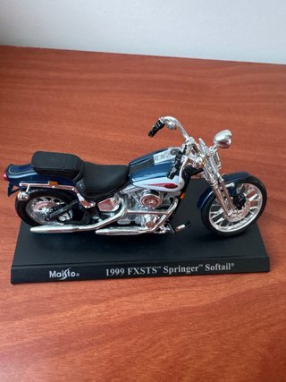 Maisto 1999 FXSTS Springer Softail Moto