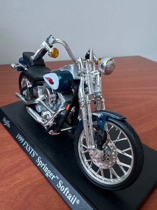 Maisto 1999 FXSTS Springer Softail Moto