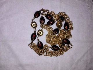 Collana lunga oro e bachelite marrone.
