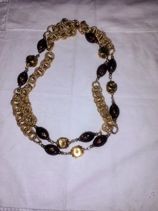 Collana lunga oro e bachelite marrone.
