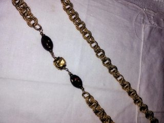 Collana lunga oro e bachelite marrone.