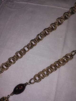Collana lunga oro e bachelite marrone.