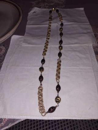 Collana lunga oro e bachelite marrone.