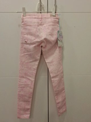 Pantalón pitillo Salsa rosa estampado