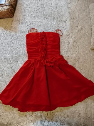 Vestido de fiesta rojo con volantes