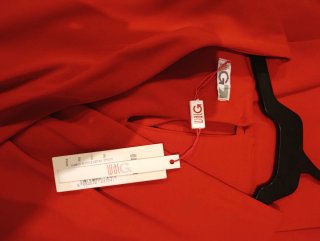Vestido rojo entallado con volante