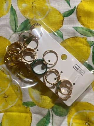 Conjunto de anillos dorados y verdes ALE-HOP