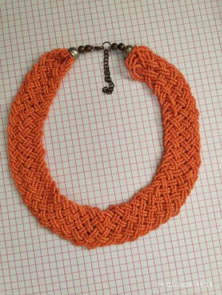 Collar de abalorios naranja tejido