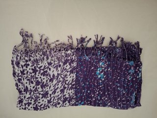 Pañuelo estampado morado y blanco