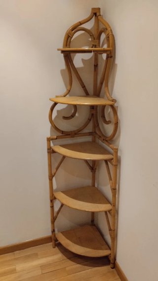 Mueble esquinero de bambú y madera